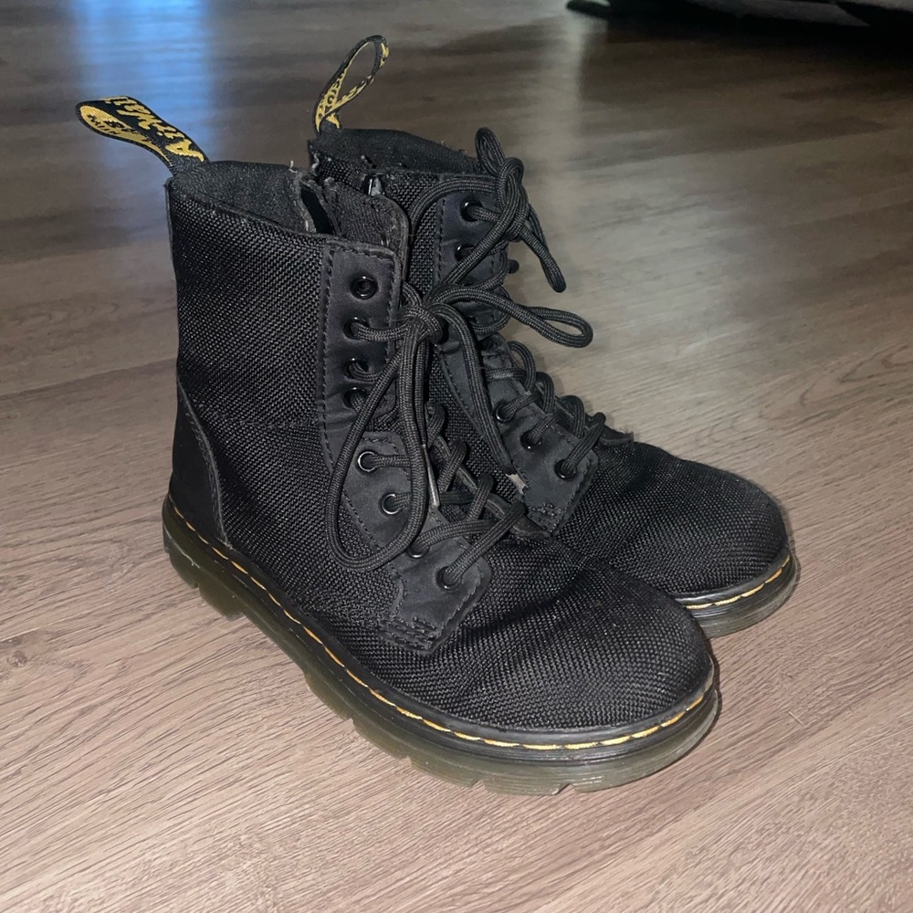 Dr Martnes JUNIOR COMBS
Extra Tough Poly Casual Boots